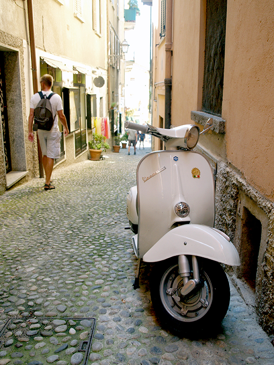 italiaanse scooter in een smal straatje van bellagio
