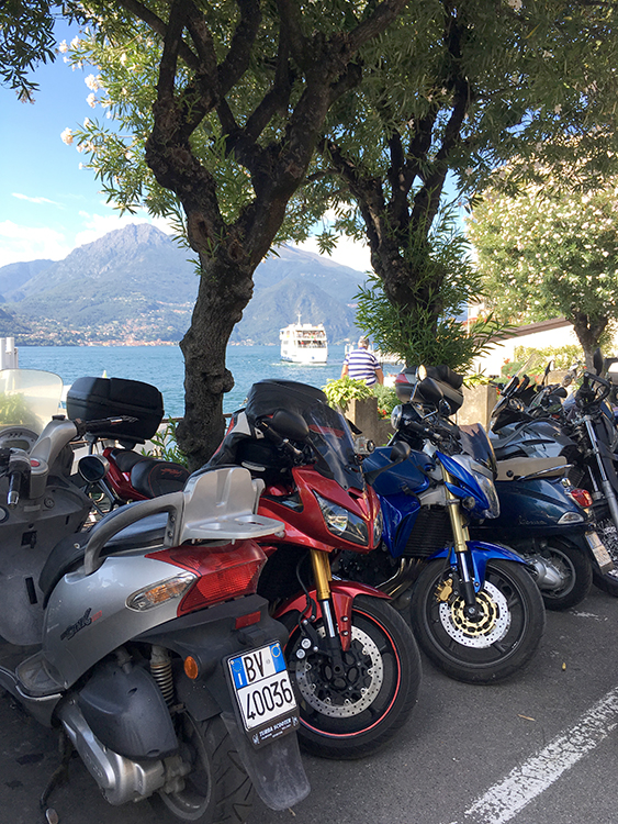 veel scooters in bellagio
