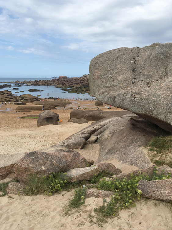 rotspartijen op het strand Côte de granit rose