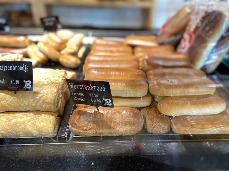 worstenbroodjes van bakkerij bekkers in de winkel van Sint Oedenrode